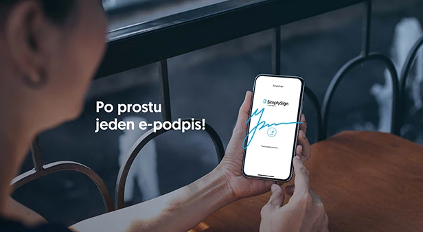kobieta używająca podpisu mobilnego